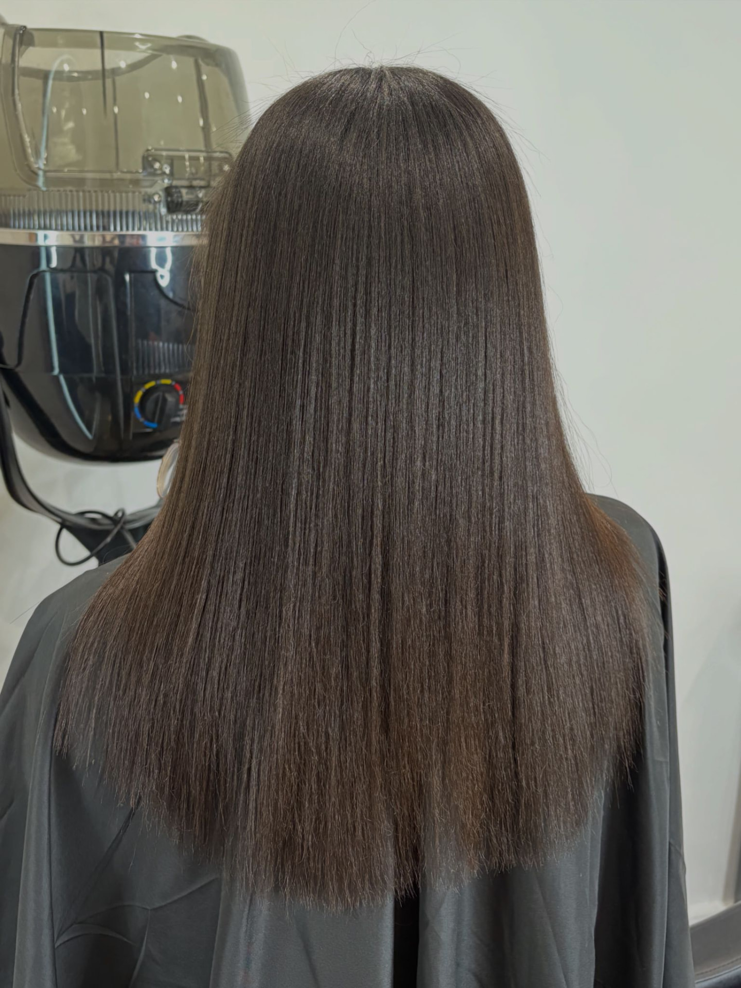 Lissage brillant sur cheveux longs chez Divine Extension