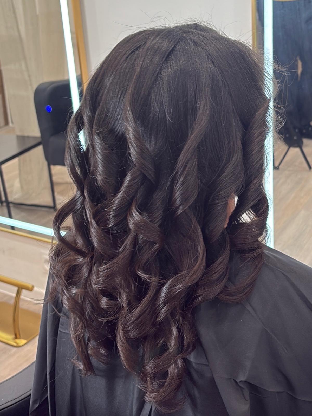 Boucles volumineuses et brillantes chez Divine Extension